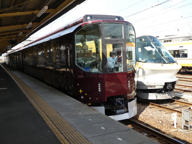 冨吉駅で発車を待つリニューアルされた『楽』。
