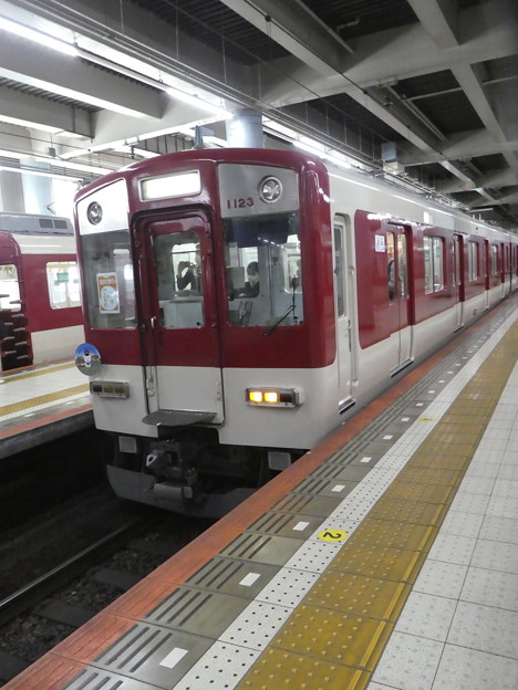 大阪上本町駅の地上乗り場に生駒線の電車が。