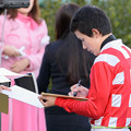 Photos: 中央のメインでファンに応える石川J　#サイン書き書きジョッキー