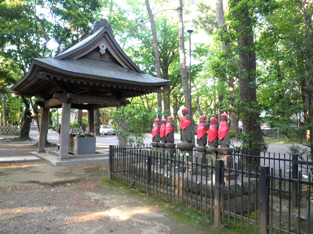 泉龍禅寺(狛江)-03a六地蔵と手水舎