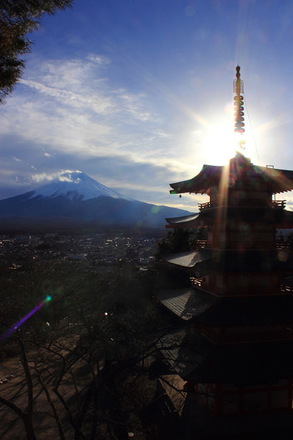 後光の中の富士山と塔(縦Ver.)