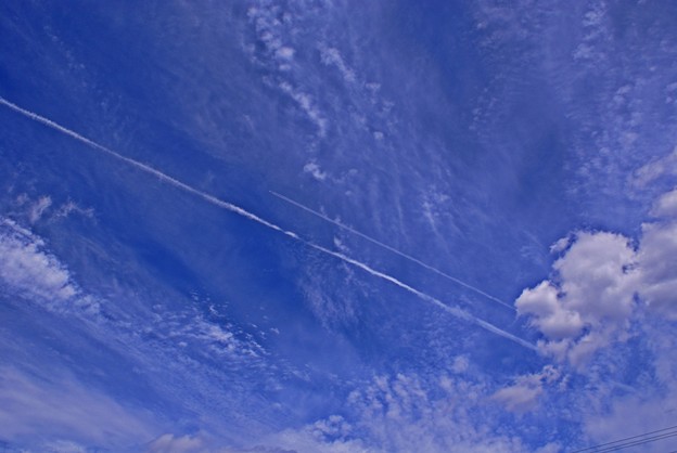 飛行機雲の見える空　１