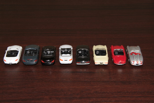 ジョージアのメルセデス・ベンツ ダイキャストオープンカー。左からSLS、SLK、SL、E、350SL、230SL、300SL、300SLR。2