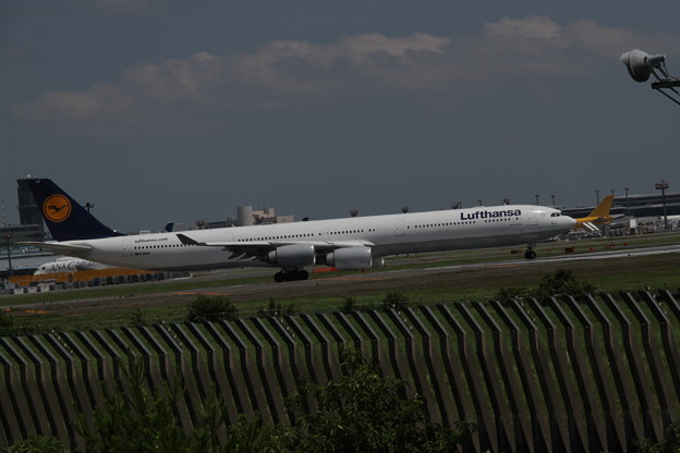 Lufthansa Airbus A340-642X(D-AIHQ) タキシング中