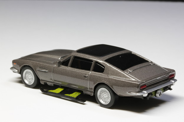 サントリーボス 007 JAMES BOND COLLECTION 2缶「Aston Martin V8 Vantage」 THE LIVING DAY LIGHTS（スキー板）