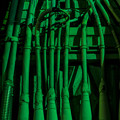 緑色に照らされた配管