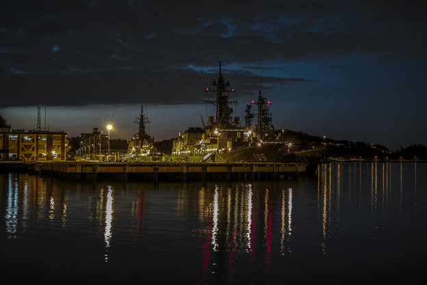 横須賀の軍艦のある黄昏
