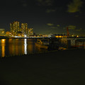 都会の港の夜の静寂