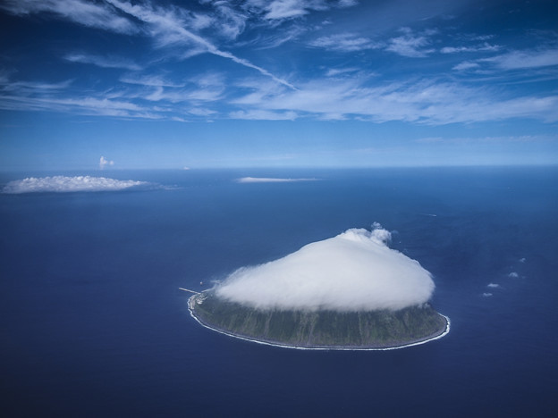 綿飴に覆われた丸い島、伊豆諸島の利島