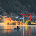 Photos: 湖上の神域