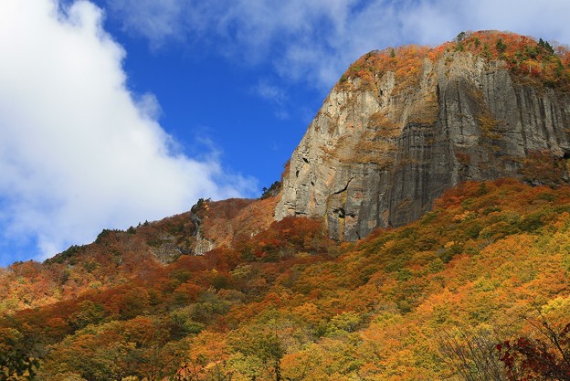 Photos: 紅葉美と巨大岩