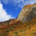 Photos: 紅葉美と巨大岩