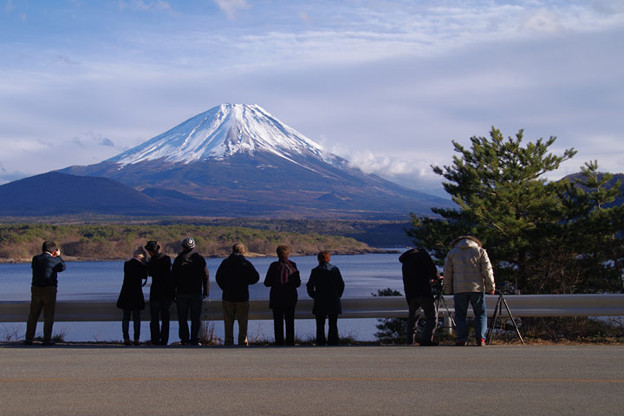 s6402_本栖湖と富士山を眺める人々