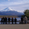 Photos: s6402_本栖湖と富士山を眺める人々