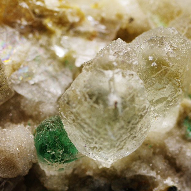水晶母岩にマラカイト蛍石共生その２