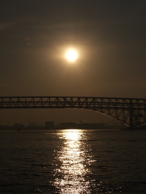 港大橋と朝日