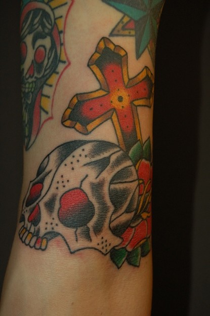 顎なしスカルとクロスのタトゥー skull and cross tattoo