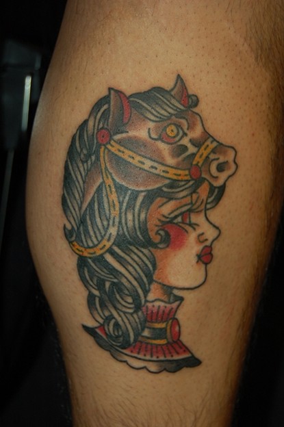 馬とトラッドガールのタトゥー　trad girl with horse tattoo