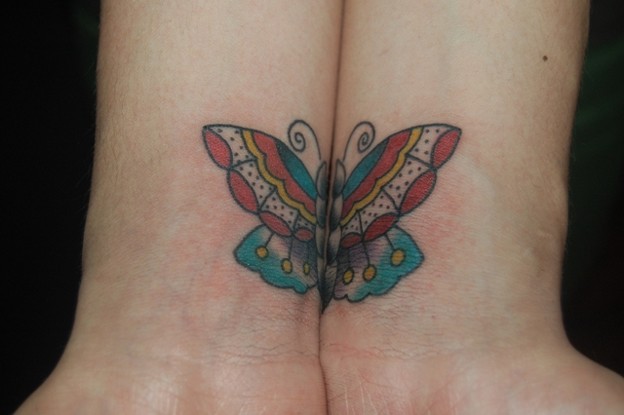 両手でひとつの蝶のタトゥー　Symmetry Butterfly Tattoo