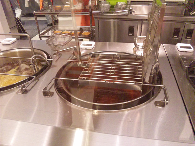 Photos: チキンラーメンを揚げる鍋