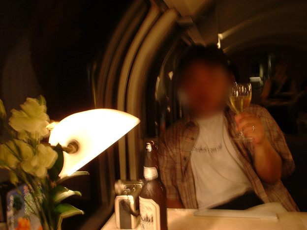 Photos: 39　2003_6_28 カシオペア（上り）食堂車で乾杯　ビールも飲んじゃおう