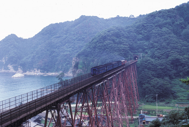 Photos: 1986年8月山陰旅063KR　山陰本線　餘部鉄橋と旧客（再スキャン）