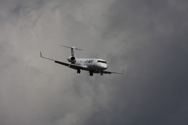 CRJ-200 雨雲の下に CTS 2013.04