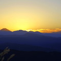 日の出前 　(アルプスの山並み）