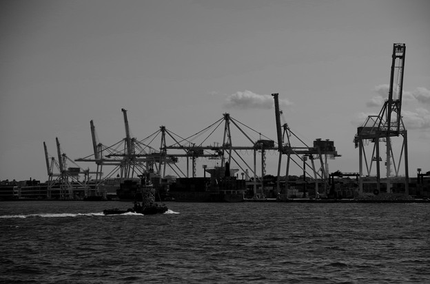 貿易の中心横浜港 本牧埠頭・・護衛艦やまぎりから 20130607