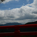 写真: 本殿前から見る比叡山