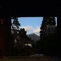 写真: 額縁門の中の雪をかぶった比叡山