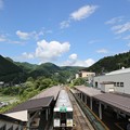 写真: 鳴子温泉駅とキハ110系