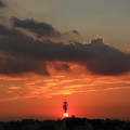 写真: 鉄塔にからむ落陽(18時11分)