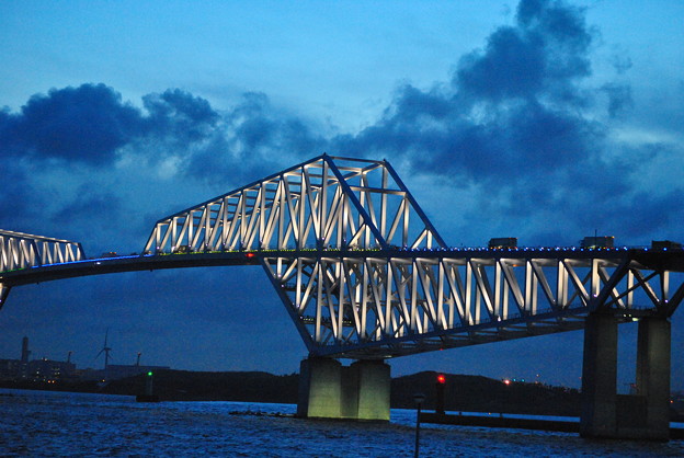 写真: 夕闇迫るゲートブリッジ