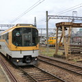 橿原神宮前駅に到着するウルトラマン列車。