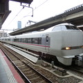 大阪駅に入線する289系『こうのとり』。