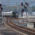 試運転で福知山駅に入線する『瑞風』。