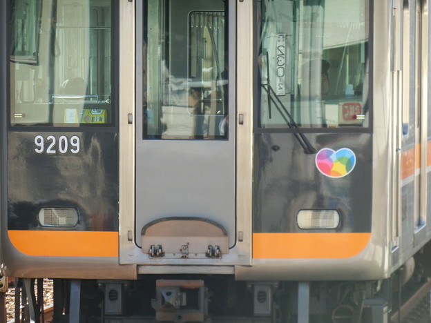 写真: 阪神9000系の「大切がギュッと」ステッカーの位置について（奈良方先頭車）