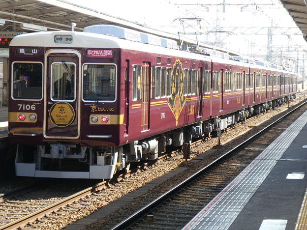 臨時直通列車の運用に就く7000系「京とれいん 雅洛」