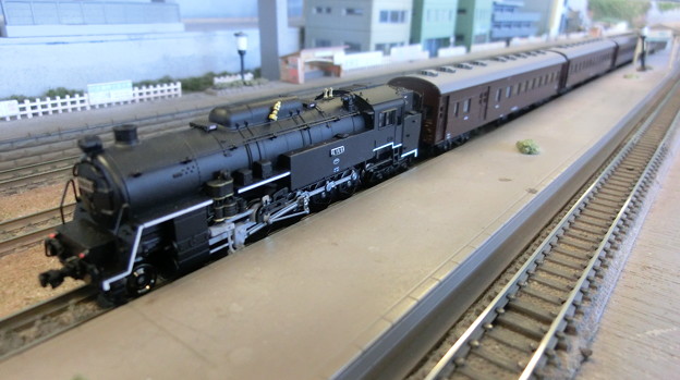 模型：E10蒸気機関車と旧客。