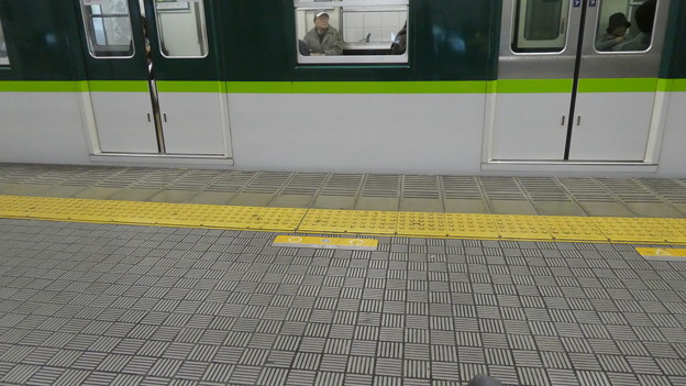 写真: 整列乗車を乱す京阪5000系。