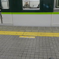 写真: 整列乗車を乱す京阪5000系。