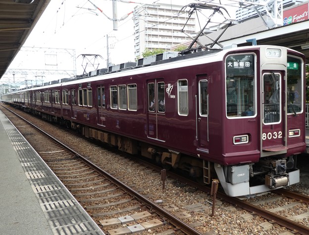 写真: 阪急：8000系(8032F)・7000系(7017F)-01