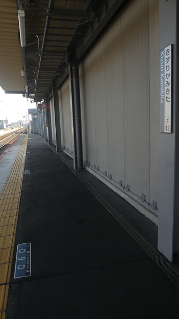 写真: 21年10月2日時点での、衣摺加美北駅の乗車目標案内。