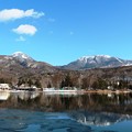 凍り始めた蓼科湖と蓼科山と横岳