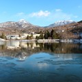 写真: 凍り始めた蓼科湖