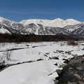 写真: 松川の清流と白馬三山