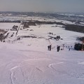 写真: 長沼スキー場は天気よく、圧...