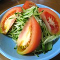 写真: きゅうりとトマトのサラダ…