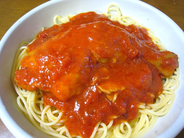 写真: 骨付きチキンのトマト煮のスパゲッティ…